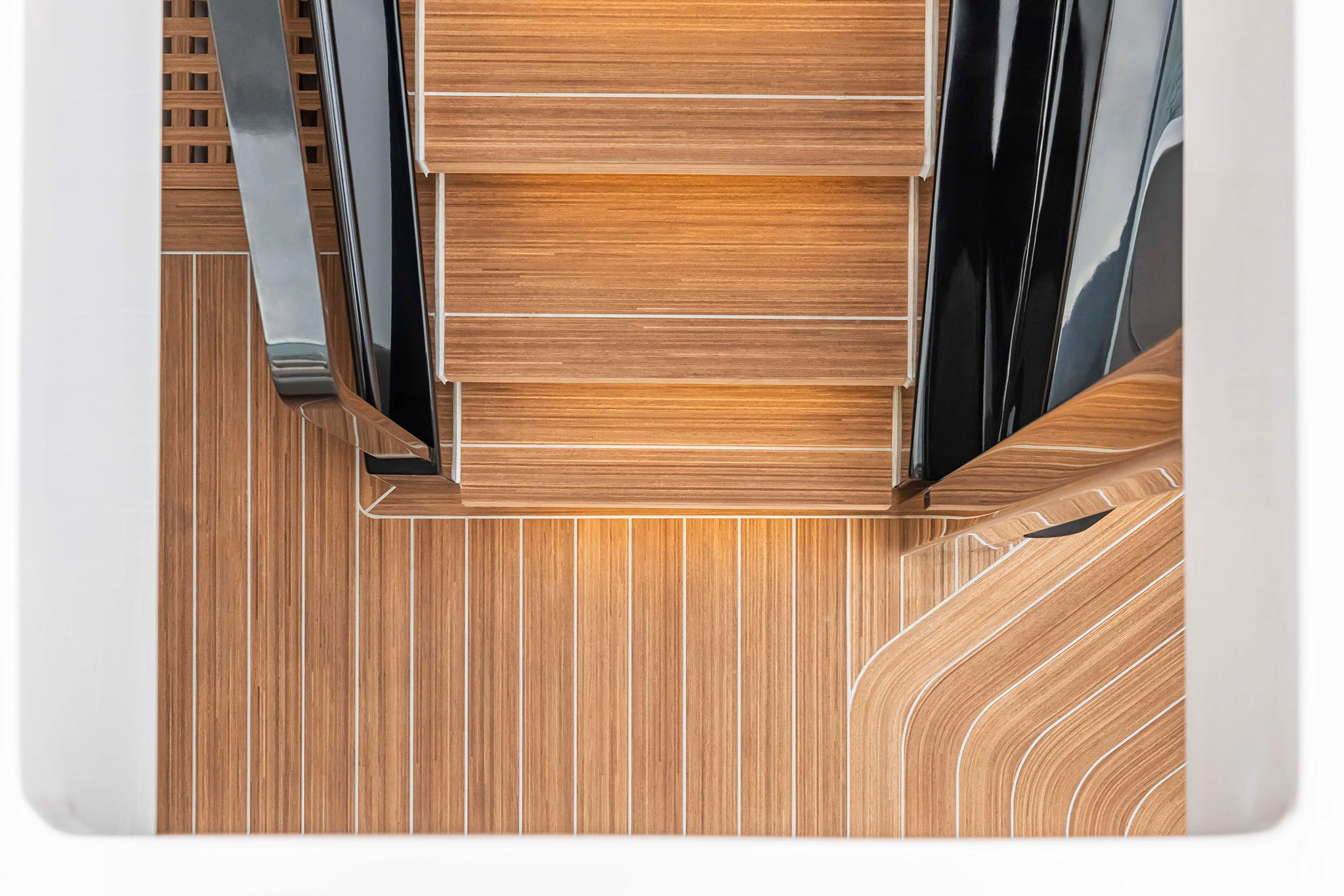Continuità delle superfici in legno a bordo